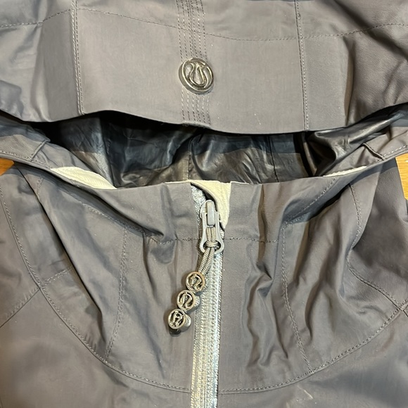 LULULEMON Right As Rain Jacket (Size 6 - Deep Coal) - Picture 4 of 7